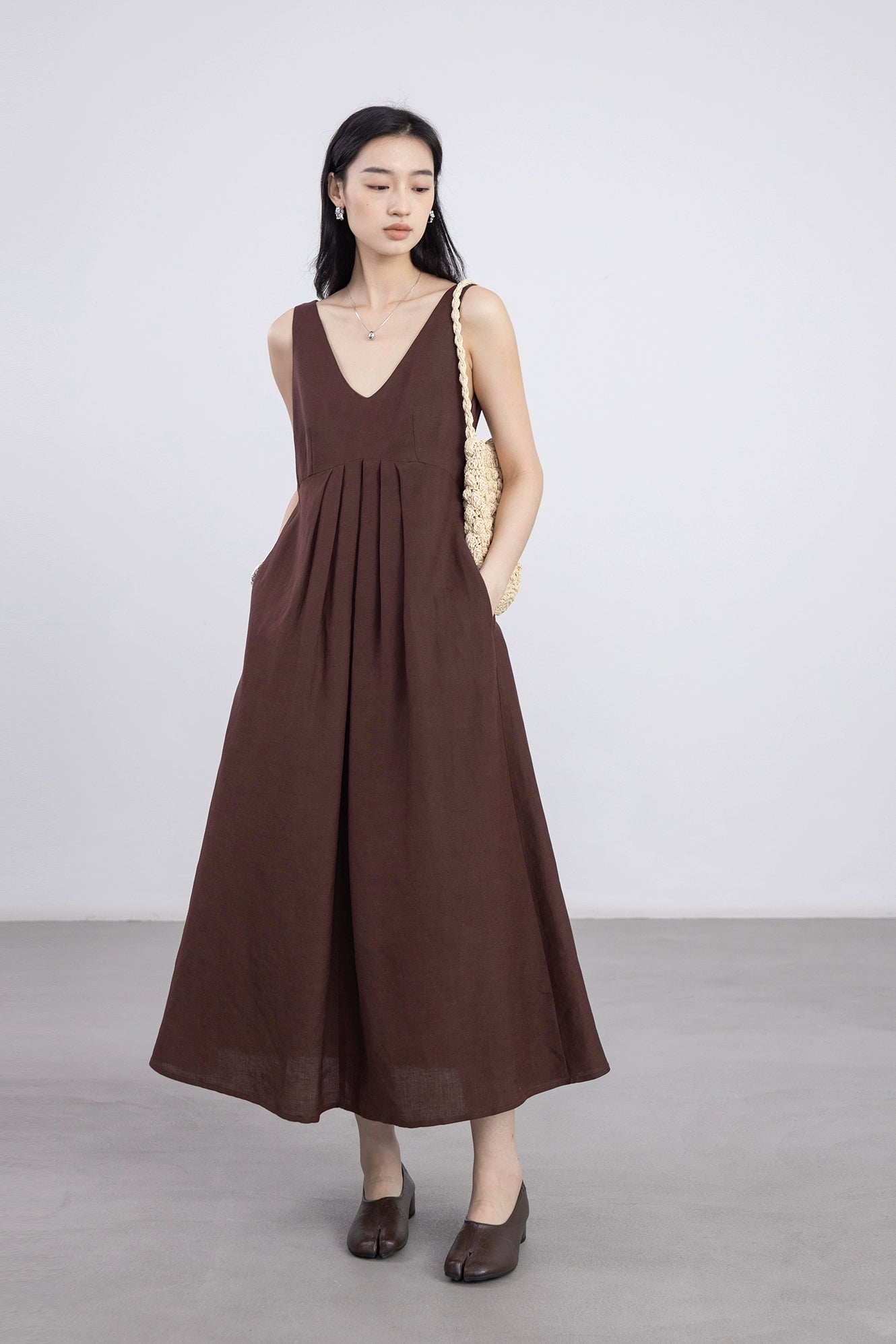 CAREMIND Brown pleated sleeveless dress V-neck high-end vest medium and long dress